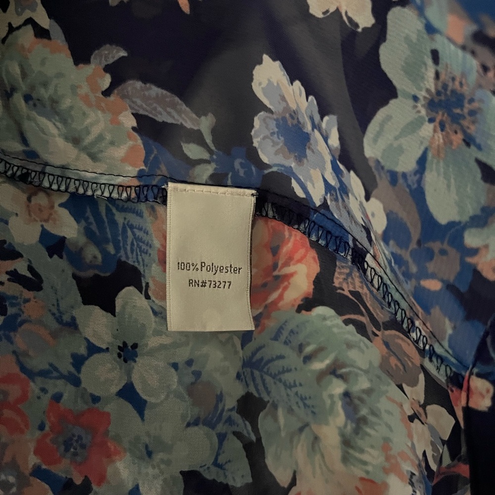 LC Lauren Conrad Size MEDIUM floral blouse 🌸 - Picture 9 of 9